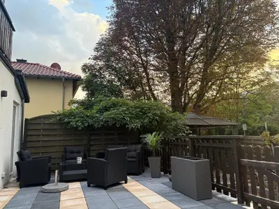 Ein Garten an der Unterkunft NEU Große und gemütliche Ferienwohnung in Dresden I Kamin I ruhige Sonnenterrasse I Parkplatz kostenfrei