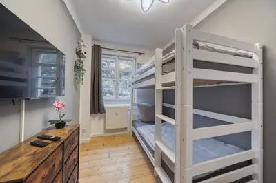 Ein Bett oder Betten in einem Zimmer der Unterkunft DresdenStay Modern 3 Schlafzimmer Balkon Kamin PS4