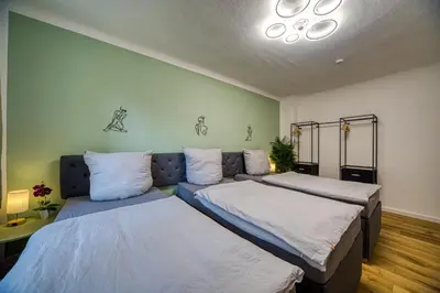 Ein Bett oder Betten in einem Zimmer der Unterkunft DresdenStay Modern 3 Schlafzimmer Balkon Kamin PS4