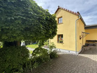 Das Gebäude in dem sich das Ferienhaus befindet