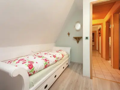 Ein Bett oder Betten in einem Zimmer der Unterkunft Gemütliche Wohnung mit Kamin in Dresden-Freital