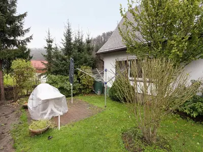 Ein Garten an der Unterkunft Gemütliche Wohnung mit Kamin in Dresden-Freital