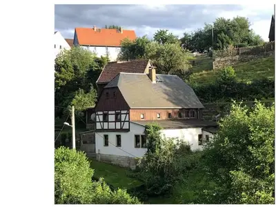 Das Gebäude in dem sich das Ferienhaus befindet