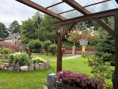 Ein Garten an der Unterkunft Ferienwohnungen WeberHaus