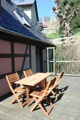 Das Gebäude in dem sich das Ferienhaus befindet