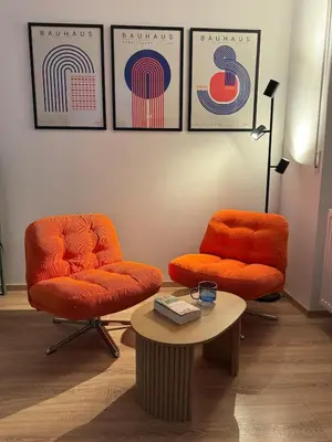 Ein Sitzbereich in der Unterkunft VibrantApt - Ruhig & Modern - 15 Min ins Zentrum - Uniklinik-Nähe - Privatparkplatz - Schnelles WLAN - Terrasse