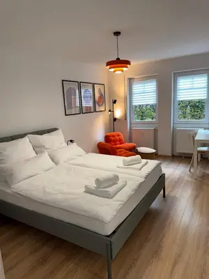 Ein Bett oder Betten in einem Zimmer der Unterkunft VibrantApt - Ruhig & Modern - 15 Min ins Zentrum - Uniklinik-Nähe - Privatparkplatz - Schnelles WLAN - Terrasse