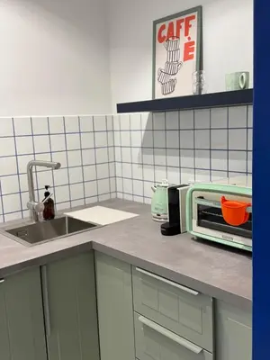 Küche/Küchenzeile in der Unterkunft VibrantApt - Ruhig & Modern - 15 Min ins Zentrum - Uniklinik-Nähe - Privatparkplatz - Schnelles WLAN - Terrasse