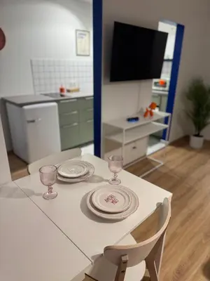 Küche/Küchenzeile in der Unterkunft VibrantApt - Ruhig & Modern - 15 Min ins Zentrum - Uniklinik-Nähe - Privatparkplatz - Schnelles WLAN - Terrasse