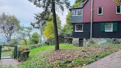 Ein Garten an der Unterkunft Ferienwohnung am Wolfsberg