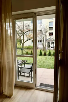 Ein Garten an der Unterkunft Modernes 2-Zi Apartment mit Terrasse und Garten