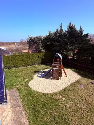 Ein Garten an der Unterkunft Ferienhaus Strandhaus Sonnenseite rechts, nur 100m vom Senftenberger See