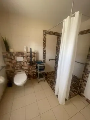 Ein Badezimmer in der Unterkunft Ferienhaus Strandhaus Sonnenseite rechts, nur 100m vom Senftenberger See