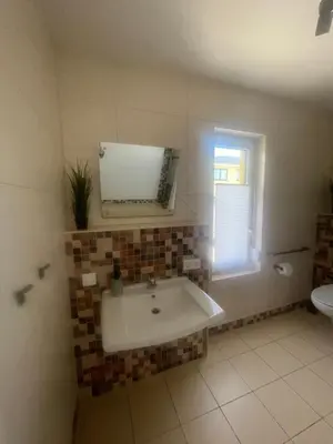 Ein Badezimmer in der Unterkunft Ferienhaus Strandhaus Sonnenseite rechts, nur 100m vom Senftenberger See