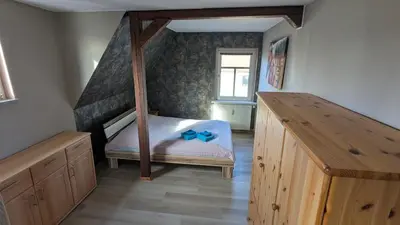 Ein Bett oder Betten in einem Zimmer der Unterkunft Ruhiges Dachgeschoss-Apartment im Südosten von Dresden