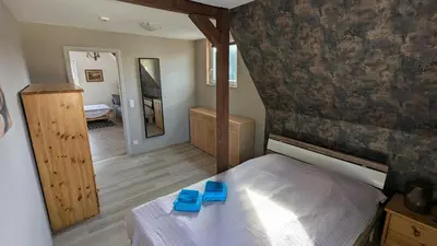 Ein Bett oder Betten in einem Zimmer der Unterkunft Ruhiges Dachgeschoss-Apartment im Südosten von Dresden