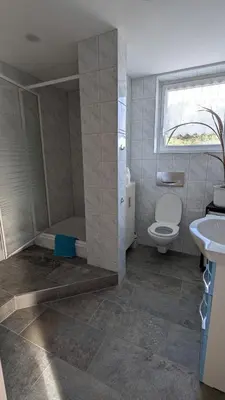 Ein Badezimmer in der Unterkunft Ruhiges Dachgeschoss-Apartment im Südosten von Dresden