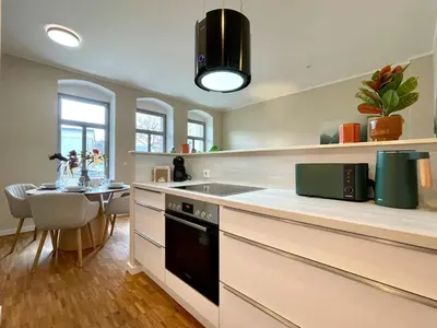 Küche/Küchenzeile in der Unterkunft ApartmentRosa12 - das Tor zur Sächsischen Schweiz! Neu, zentral mit Parkplatz und Terrasse!