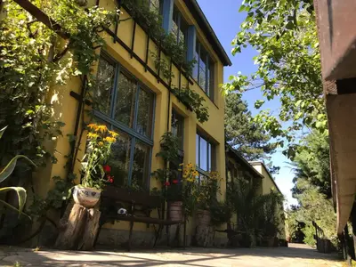 Das Gebäude in dem sich das Ferienhaus befindet