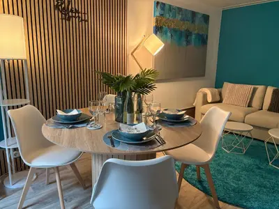 Ein Sitzbereich in der Unterkunft NEU Ferienwohnung in Dresden mit großer Terrasse I separate Küche I Eckbadewanne und Dusche