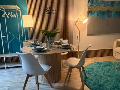 Ein Sitzbereich in der Unterkunft NEU Ferienwohnung in Dresden mit großer Terrasse I separate Küche I Eckbadewanne und Dusche