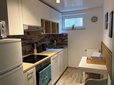 Küche/Küchenzeile in der Unterkunft NEU Ferienwohnung in Dresden mit großer Terrasse I separate Küche I Eckbadewanne und Dusche