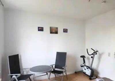 Das Fitnesscenter und/oder die Fitnesseinrichtungen in der Unterkunft Comfortable room in a quiet apartment, exclusively for women