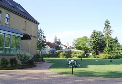 Ein Garten an der Unterkunft Gästehaus am Lausitzring