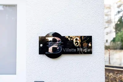 Ein Zertifikat, Auszeichnung, Logo oder anderes Dokument, das in der Unterkunft Ruhiger Bungalow in Dresden mit Terrasse, Garten & privatem Stellplatz ausgestellt ist