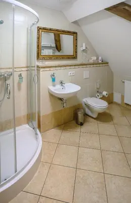 Ein Badezimmer in der Unterkunft Hotel garni Schloss Grochwitz