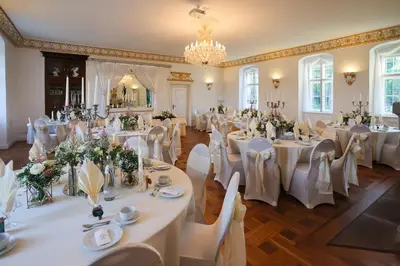Ein Restaurant oder anderes Speiselokal in der Unterkunft Hotel garni Schloss Grochwitz