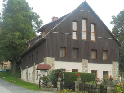 Das Gebäude in dem sich das Ferienhaus befindet