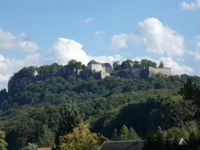 Ein allgemeiner Bergblick oder ein Berglick von des Ferienhauses aus