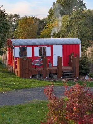 Das Gebäude in dem sich das Ferienhaus befindet