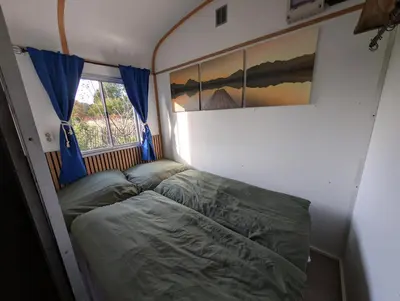 Ein Bett oder Betten in einem Zimmer der Unterkunft Auszeit im Bauwagen