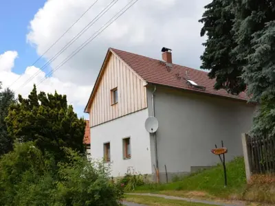 Das Gebäude in dem sich das Ferienhaus befindet