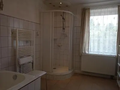 Ein Badezimmer in der Unterkunft Apartment Wohnung in Hänichen mit Garten by Interhome