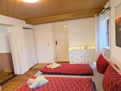 Ein Bett oder Betten in einem Zimmer der Unterkunft HW13-Urlaubsmagie - für bis zu 10P - Gemeinschaftsgarten mit Sauna & Pool