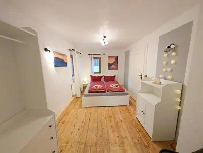 Ein Bett oder Betten in einem Zimmer der Unterkunft HW13-Urlaubsmagie - für bis zu 10P - Gemeinschaftsgarten mit Sauna & Pool
