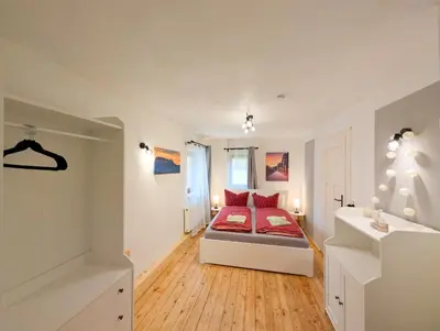 Ein Bett oder Betten in einem Zimmer der Unterkunft HW13-Urlaubsmagie - für bis zu 10P - Gemeinschaftsgarten mit Sauna & Pool