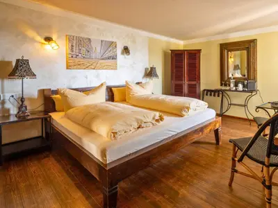 Ein Bett oder Betten in einem Zimmer der Unterkunft La Campagnola - Ristorante & Boutique Hotel Dresden mit Blick auf die Elbe ruhig gelegen