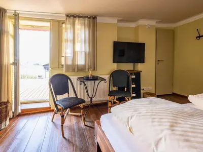 Ein Bett oder Betten in einem Zimmer der Unterkunft La Campagnola - Ristorante & Boutique Hotel Dresden mit Blick auf die Elbe ruhig gelegen
