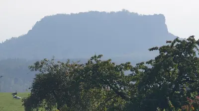 Ein allgemeiner Bergblick oder ein Berglick von der Pension aus