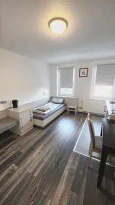 Ein Bett oder Betten in einem Zimmer der Unterkunft Grüna Monteurwohnungen
