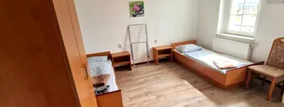 Ein Bett oder Betten in einem Zimmer der Unterkunft Grüna Monteurwohnungen