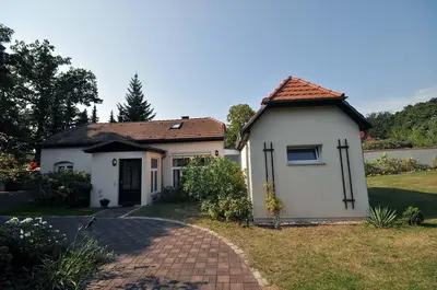 Das Gebäude in dem sich das Ferienhaus befindet