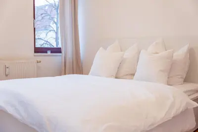 Ein Bett oder Betten in einem Zimmer der Unterkunft Helle, ruhige Wohnung in Dresden mit sehr guter Anbindung und Balkon
