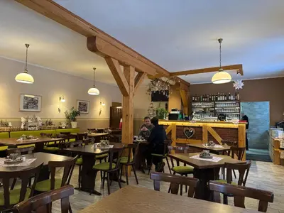 Ein Restaurant oder anderes Speiselokal in der Unterkunft Ferienwohnung Pfaffenstein in der alten Försterei