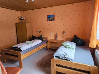 Ein Bett oder Betten in einem Zimmer der Unterkunft Gästehaus Müller