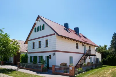 Das Gebäude in dem sich die Ferienwohnung befindet